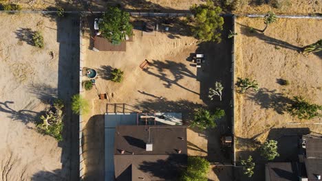 tiro ascendente en una casa remota en joshua tree, california