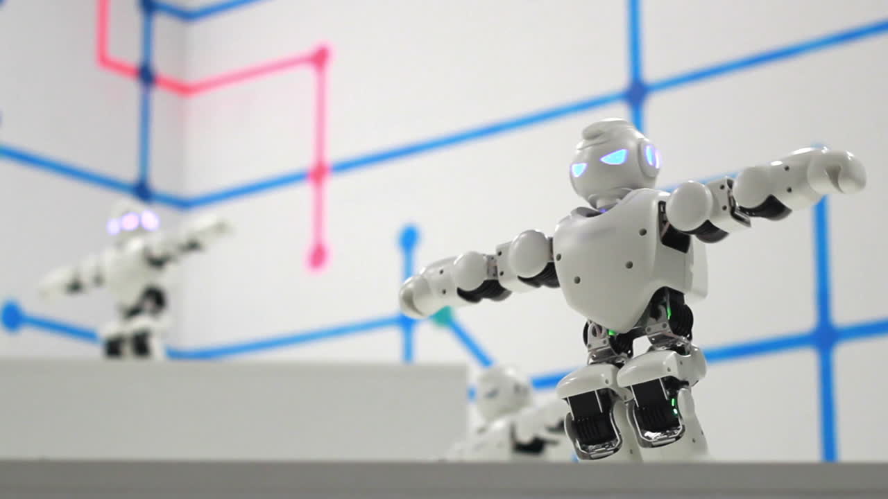 robot hombre bailando. robot bailando de cerca. concepto de tecnología inteligente