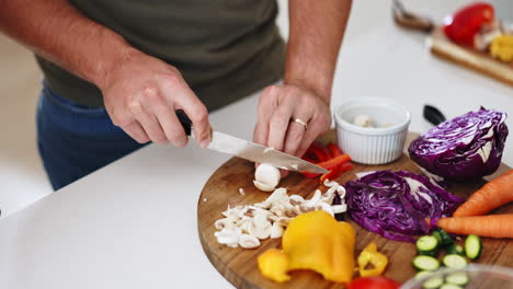 Manos,-Cuchillo-Y-Cortar-Verduras-En-La-Cocina