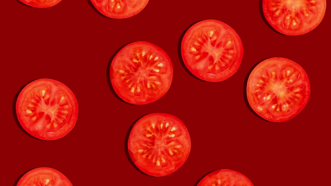 토마토 조각이 떨어지는 배경, 신선한 과일, 루프, 4k