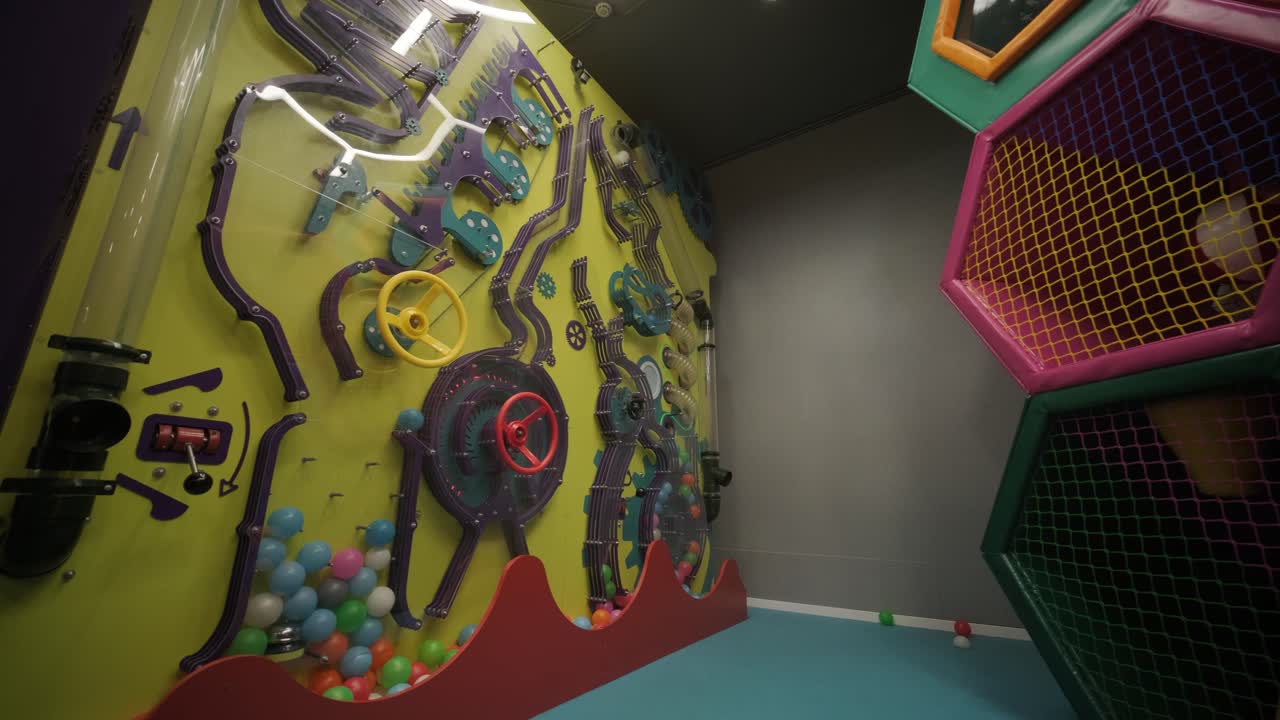 gran parque infantil cubierto para niños