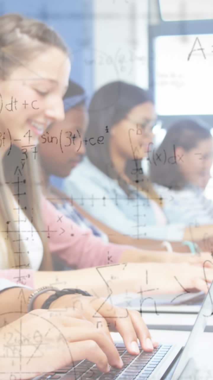 animación de fórmulas matemáticas sobre los estudiantes que usan computadoras