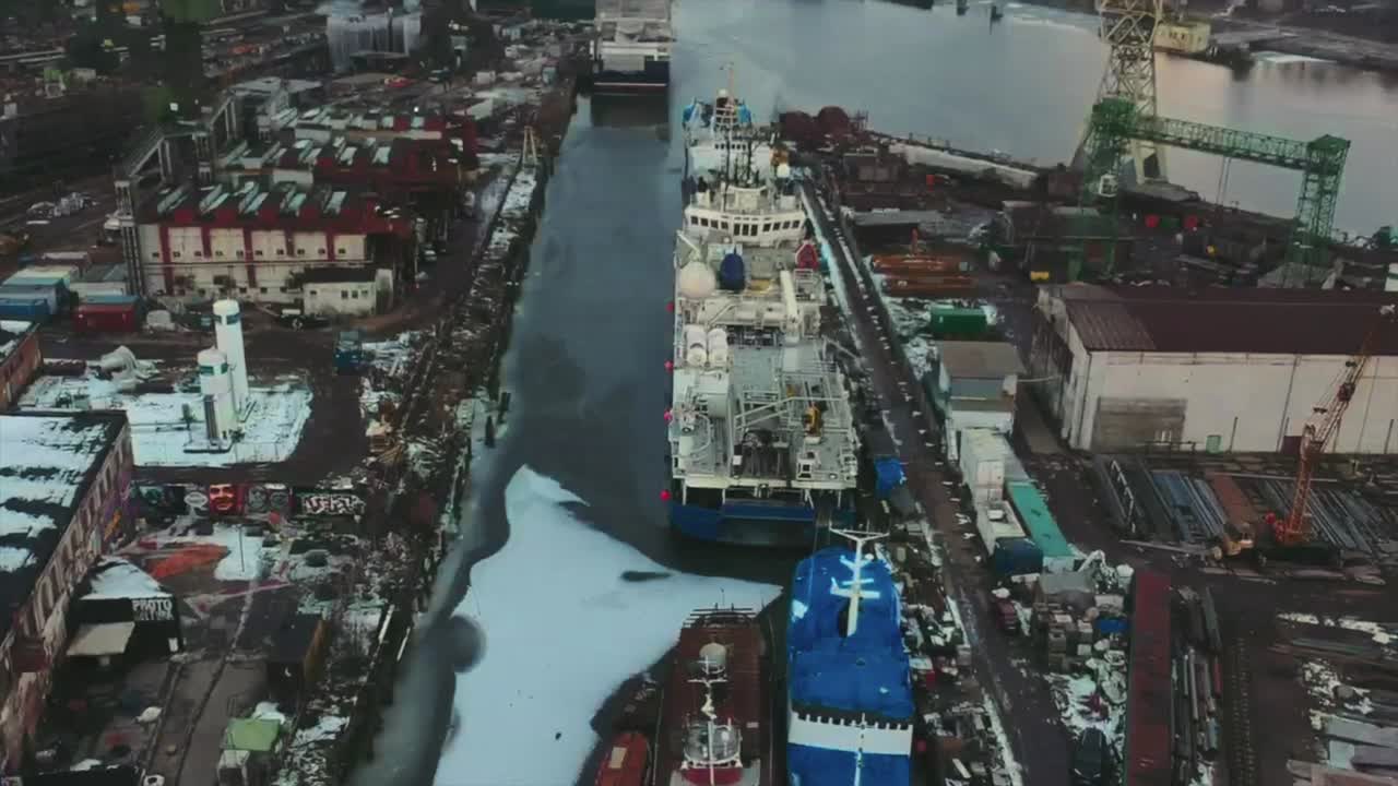 조선소에서 비행하는 무인 항공기