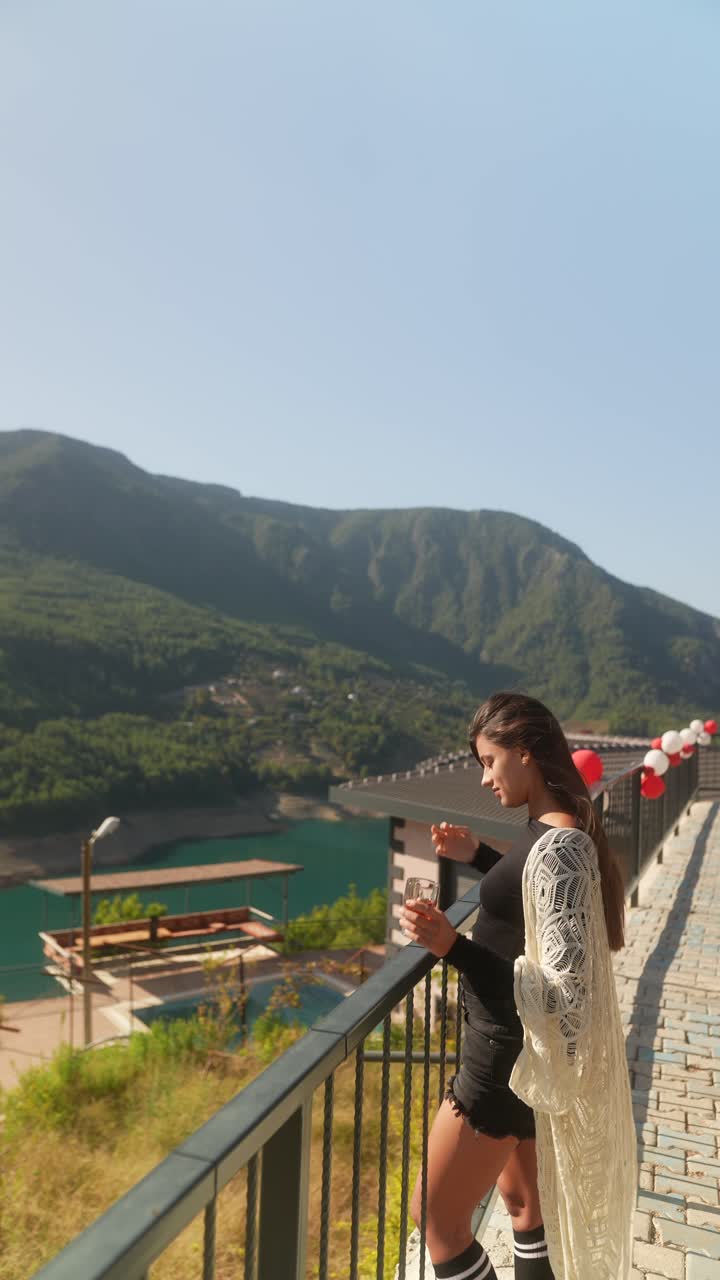 mujer disfrutando de la vista panorámica de las montañas y el lago