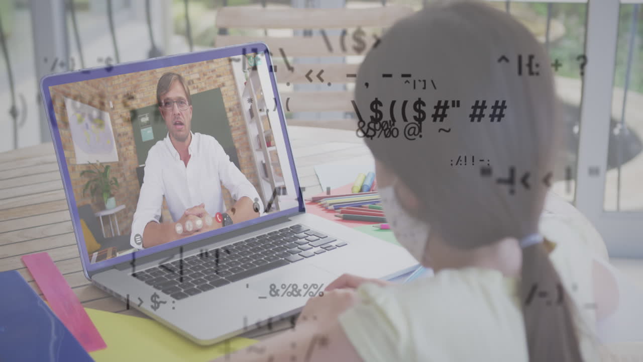 cambiando símbolos matemáticos contra una chica caucásica teniendo una videollamada con un profesor masculino en una computadora portátil