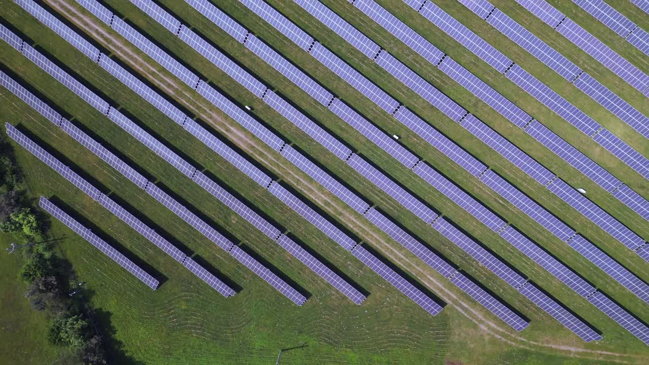 плавный полет с высоты солнечного поля завод в деревне члум, чешская республика лето 2023