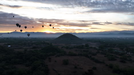 Pirámide-Y-Globos-Aerostáticos,-Amanecer-En-Teotihuacán,-México---órbita,-Disparo-De-Drone