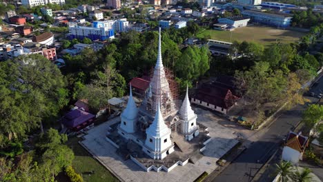 Ruhiger-Traditioneller-Thailändischer-Tempelkomplex,-Tropische-Landschaft