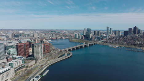 Rutsche-Und-Schwenk-über-Den-Breiten-Charles-River-An-Der-Longfellow-Bridge.-Stadtteile-Am-Wasser.-Boston,-USA