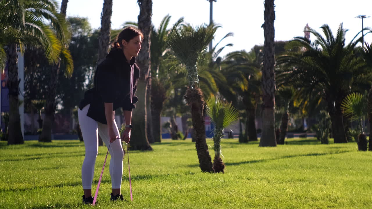 mujer haciendo ejercicio con banda de resistencia en el parque