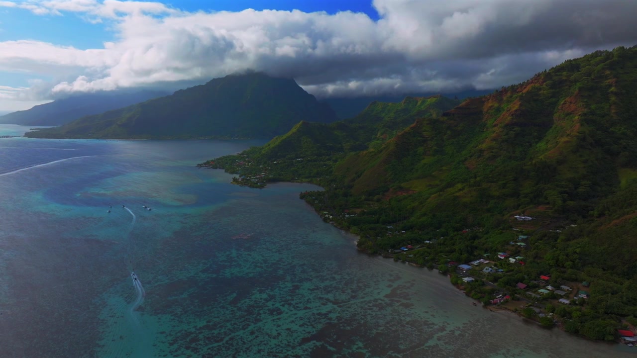 Opunohu Bugt, Ta'ahiamanu Offentlige Strand, Cook's Bugt, koralrevskanal, sejlbåde, yachter, Bora Bora Bungalows, Moorea, Tahiti ø, Fransk Polynesien, luftdrone, solnedgang, gylden time, fremadgående cirkel.