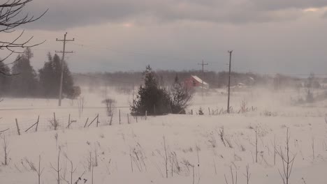 Toma-Estática-De-Una-Carretera-Vacía-Durante-Una-Fuerte-Tormenta-De-Nieve-Con-Fuertes-Vientos