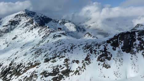 vista aérea de la parte superior de la góndola del glaciar diavolezza durante el invierno en un día parcialmente nublado