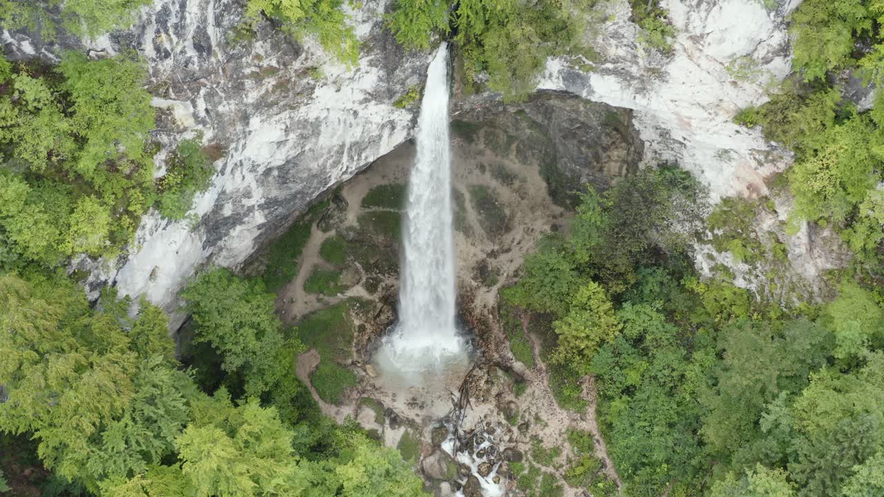 alta vista de la cascada wildenstein en los alpes austriacos del sur, tiro estático aéreo