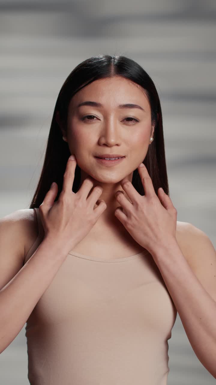 Video verticale: modella di bellezza naturale con pelle nuda che posa davanti alla camera