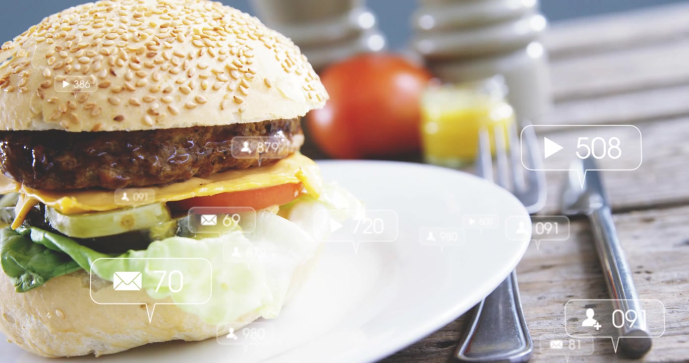 皿に残されたごま付きハンバーガー。2フレーム目で泡が弾け、カメラが右にスライドして「いいね」を追跡する様子。