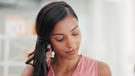 Focus,-working-and-business-woman-reading