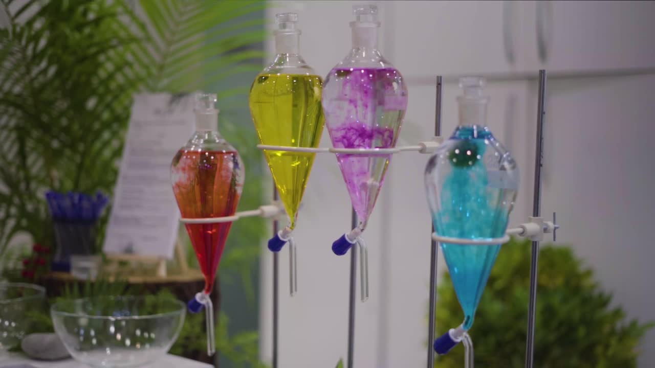 살론에서 향기 병을 넓게 볼 수 있습니다.