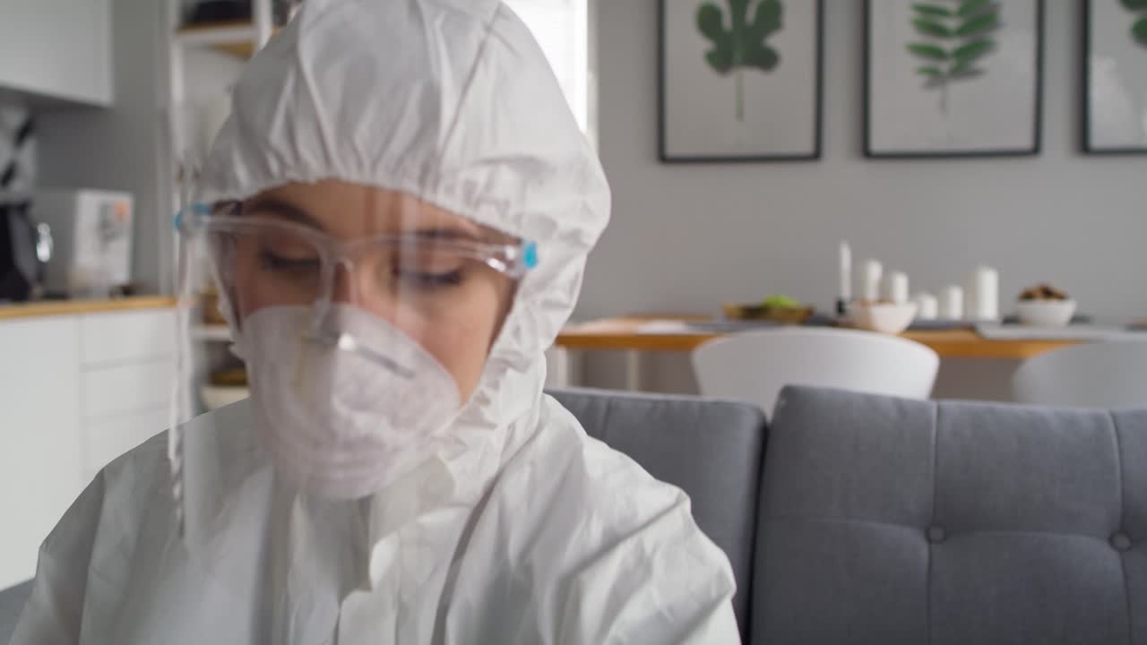 médico en una visita a domicilio dando una vacuna al paciente