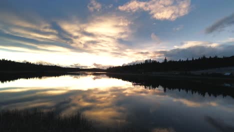 Melodramatische-Goldene-Stundenszene-Von-Wolkigen-Reflexionen-Im-Blick-See,-Britisch-Kolumbien-Kanada,-Mystische-Dunkelheit,-Sonnenuntergangsdrohnenaufnahme