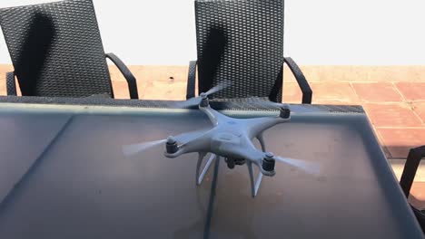 drone despegando a cámara lenta de la mesa con sillas