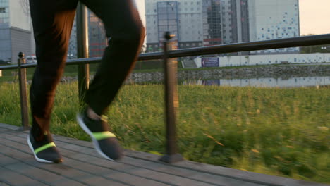 Hombre-En-Ropa-Deportiva-Corriendo-Por-El-Paseo-Junto-Al-Río-En-La-Ciudad-Temprano-En-La-Mañana