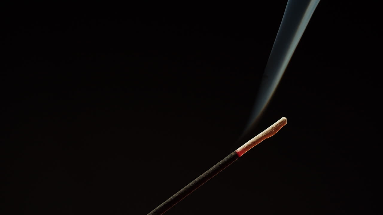 palito de incienso en llamas