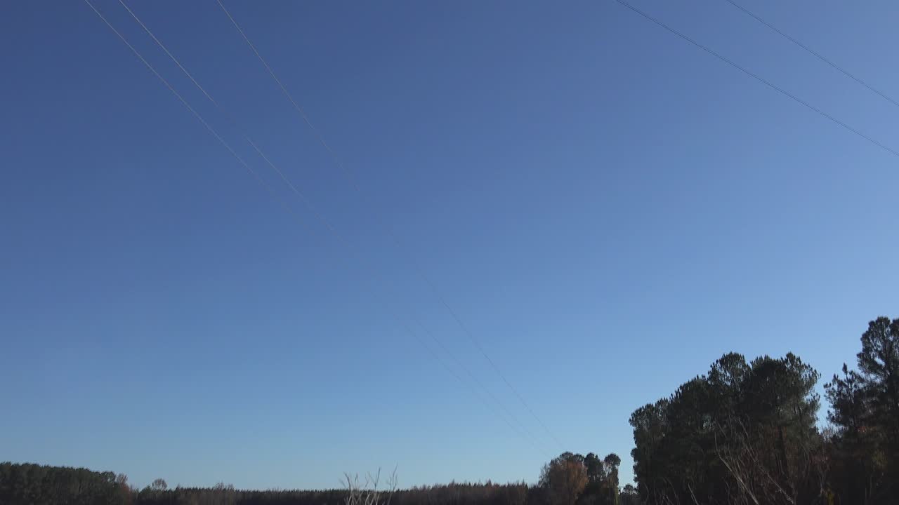 겨울에 노스 캐롤라이나 시골의 목화밭 위로 아름다운 푸른 하늘을 아래로 내려찍다