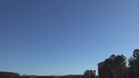 toma panorámica de un hermoso cielo azul sobre un campo de algodón en la zona rural de carolina del norte en invierno