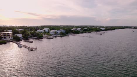 vista aérea de bienes raíces frente al mar en las llaves de florida, florida, estados unidos
