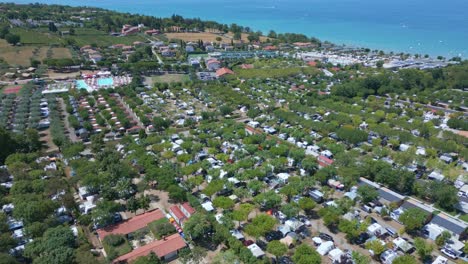 cientos de vehículos recreativos y casas rodantes rodeadas de frondosos árboles y vegetación