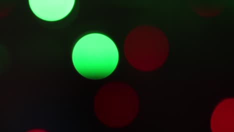 el fondo borroso de navidad. círculos de colores brillantes desenfocados luces de navidad video. la luz multicolor se filtra 4k imágenes en fondo negro