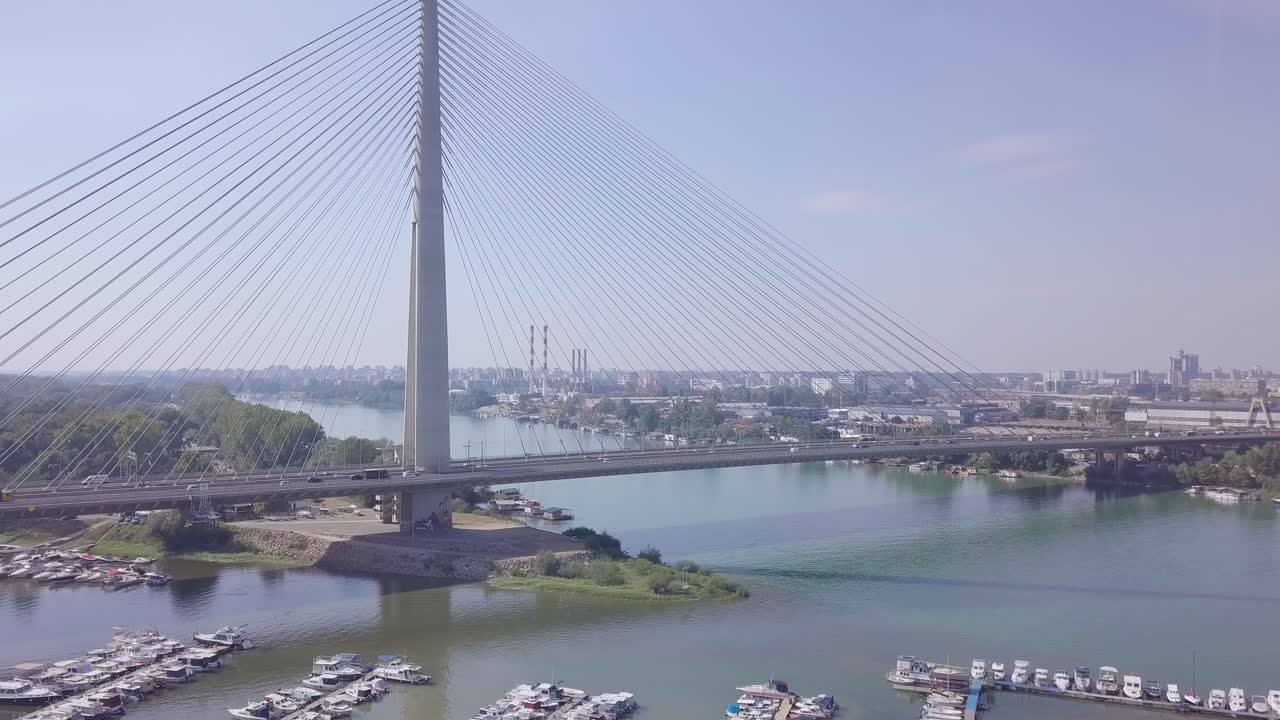 베오그라드의 사바 강과 아다 다리의 항구의 4k 공중 촬영