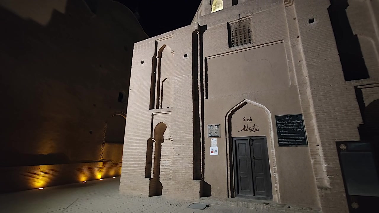 Vista nocturna de arquitectura antigua de ladrillo en Irán