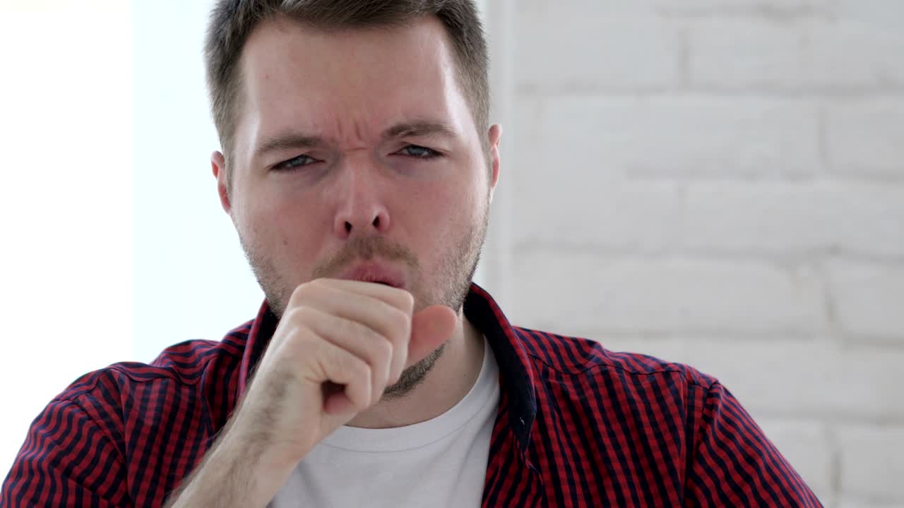 retrato de un joven toser, infección en la garganta