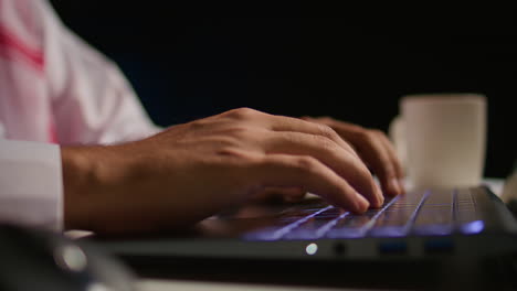 hombre escribiendo en la computadora portátil, enviando correos electrónicos
