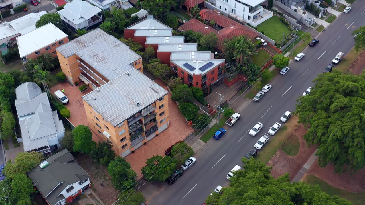 modernos edificios residenciales con vehículos estacionados alineados en la carretera en la ciudad de brisbane, qld, australia