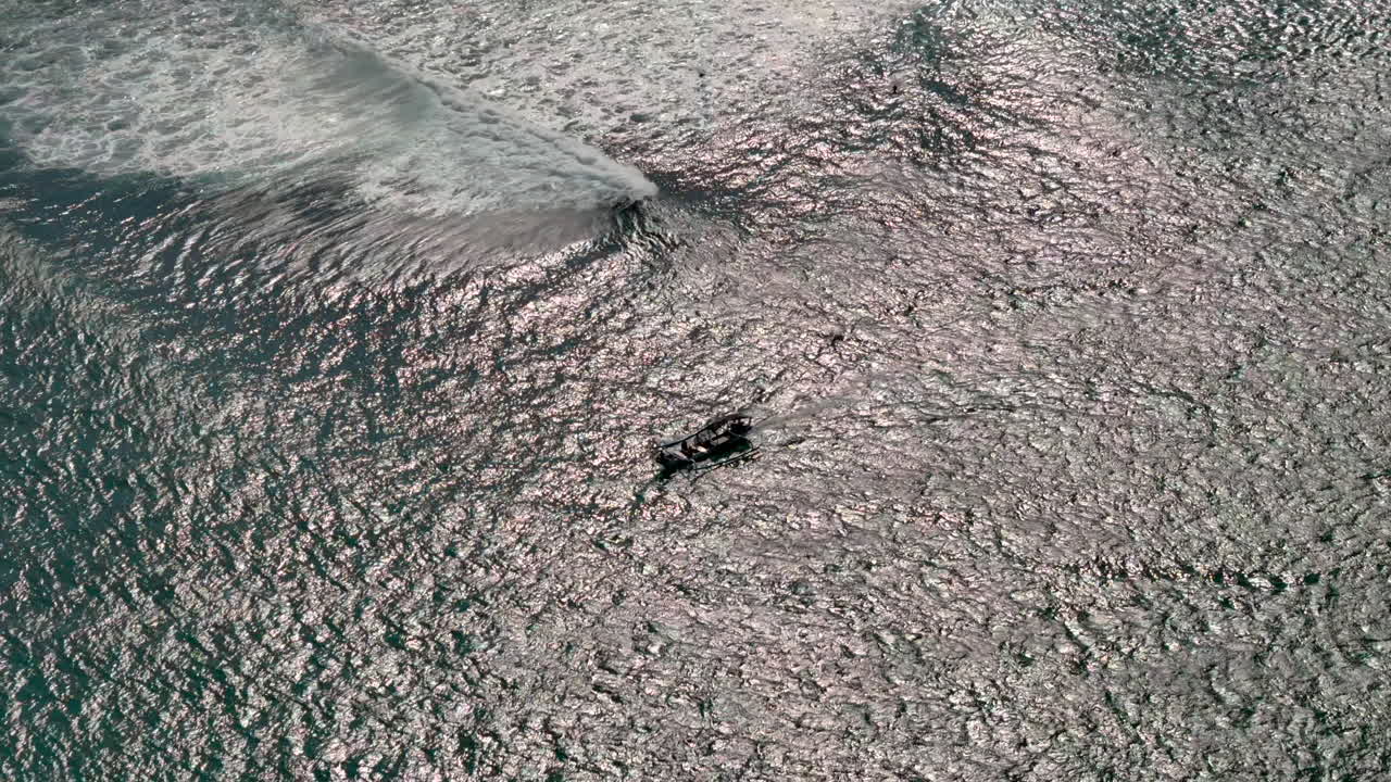 주은 인도네시아의 케나와 섬으로 가는 전통적인 카누 시 보트입니다.