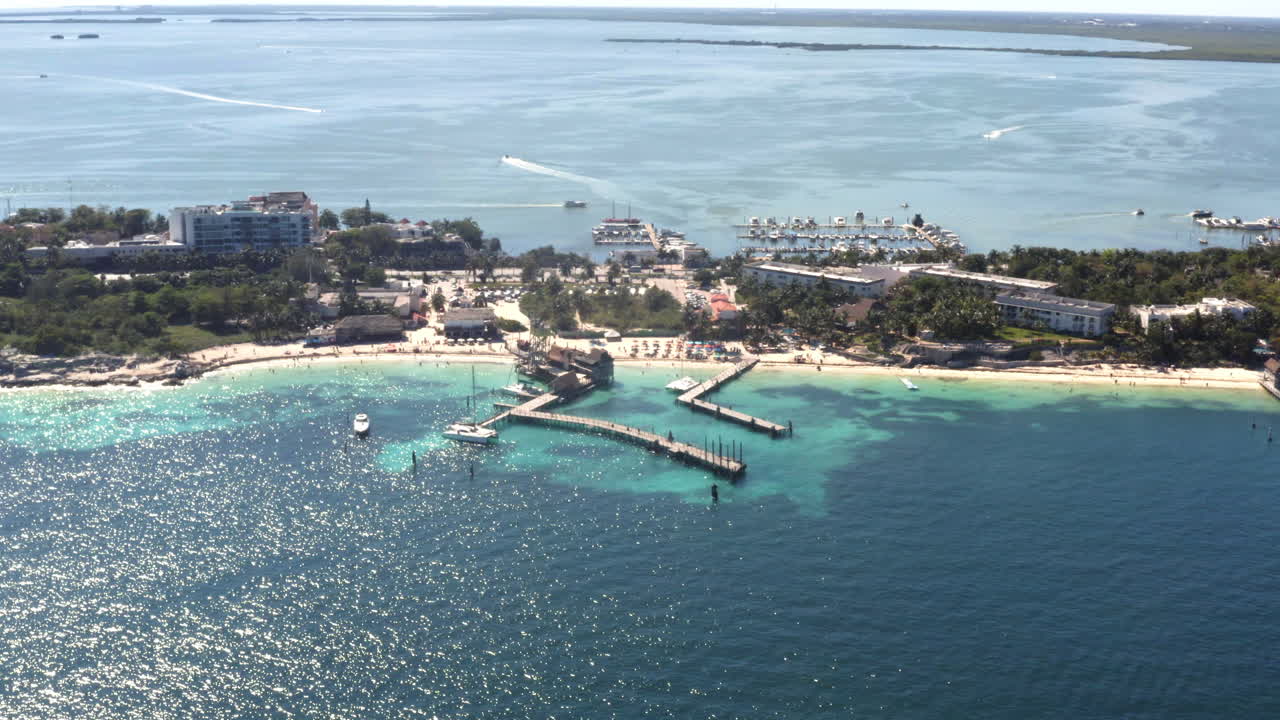 Sea piers on sandy tropical beach with holiday resort in Canc&uacute;n