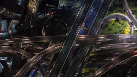 hiperlapso aéreo nocturno de tráfico en una autopista en la ciudad de méxico