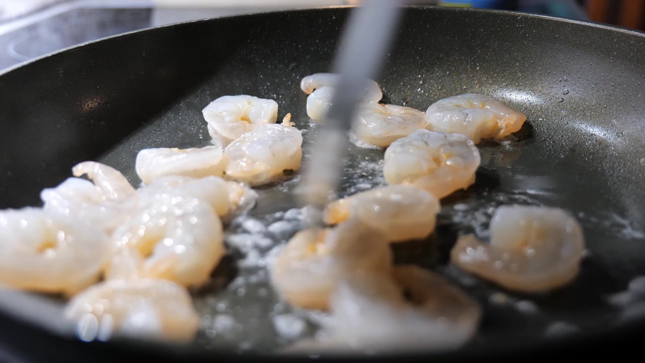 Tilberedning af friske rejer derhjemme til en lækker, proteinrig middag