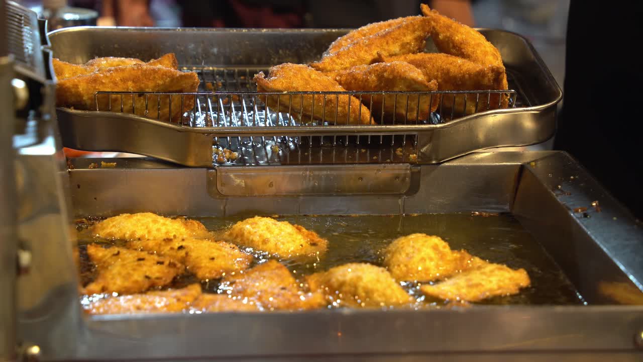 뜨거운 기름에 튀기고, 맛있는 지우카이 헤지 요리, 마늘 향신료로 채워진 중국 부추 만두 튀김, 다진 새우, 셀로판 국수, 대만, 아시아 거리 야시장