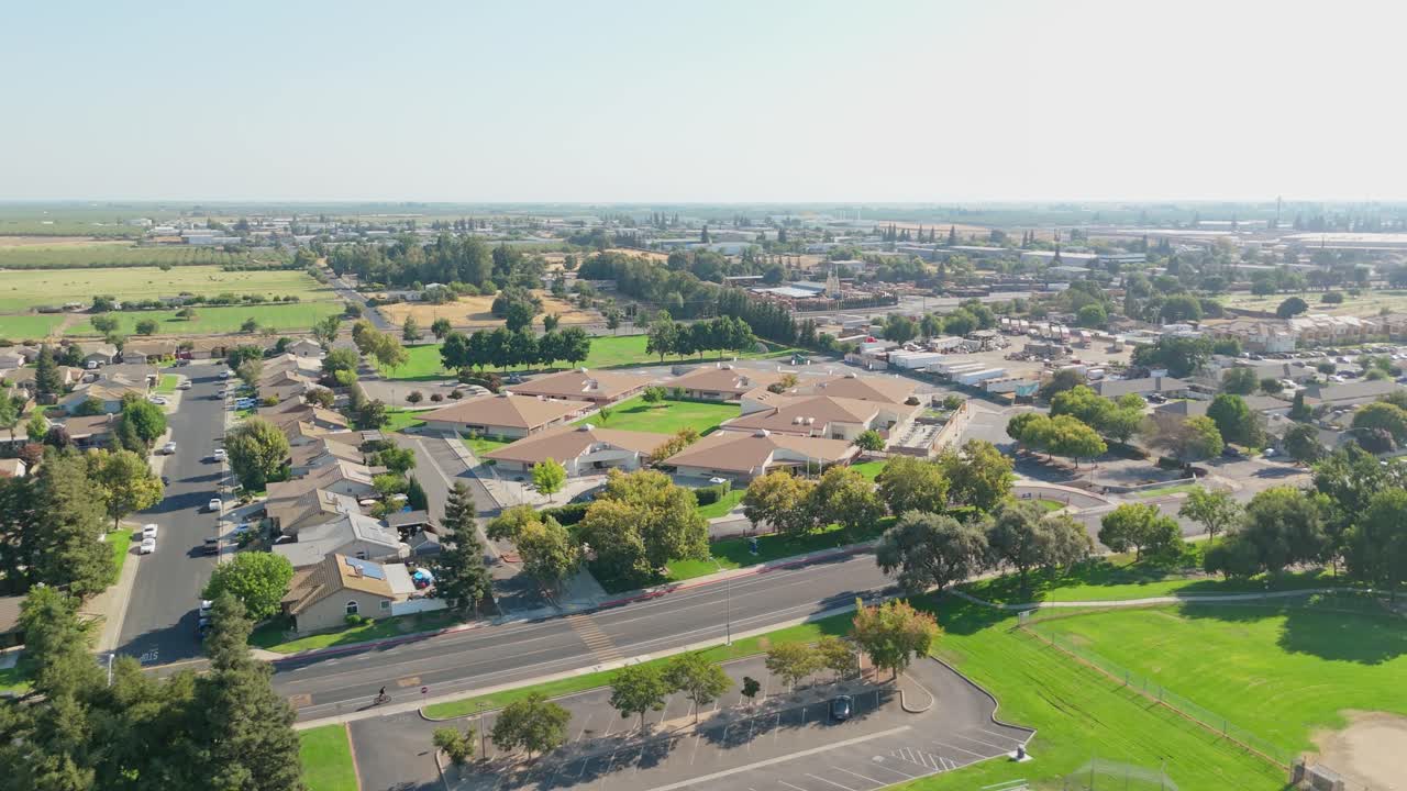 Panning drone perspective of suburban neighborhoods in Oakdale, California, featuring suburban planning, homes, and Central Valley landscape, great for residential and travel footage