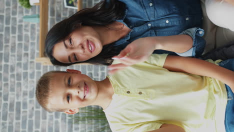 madre y hijo felices
