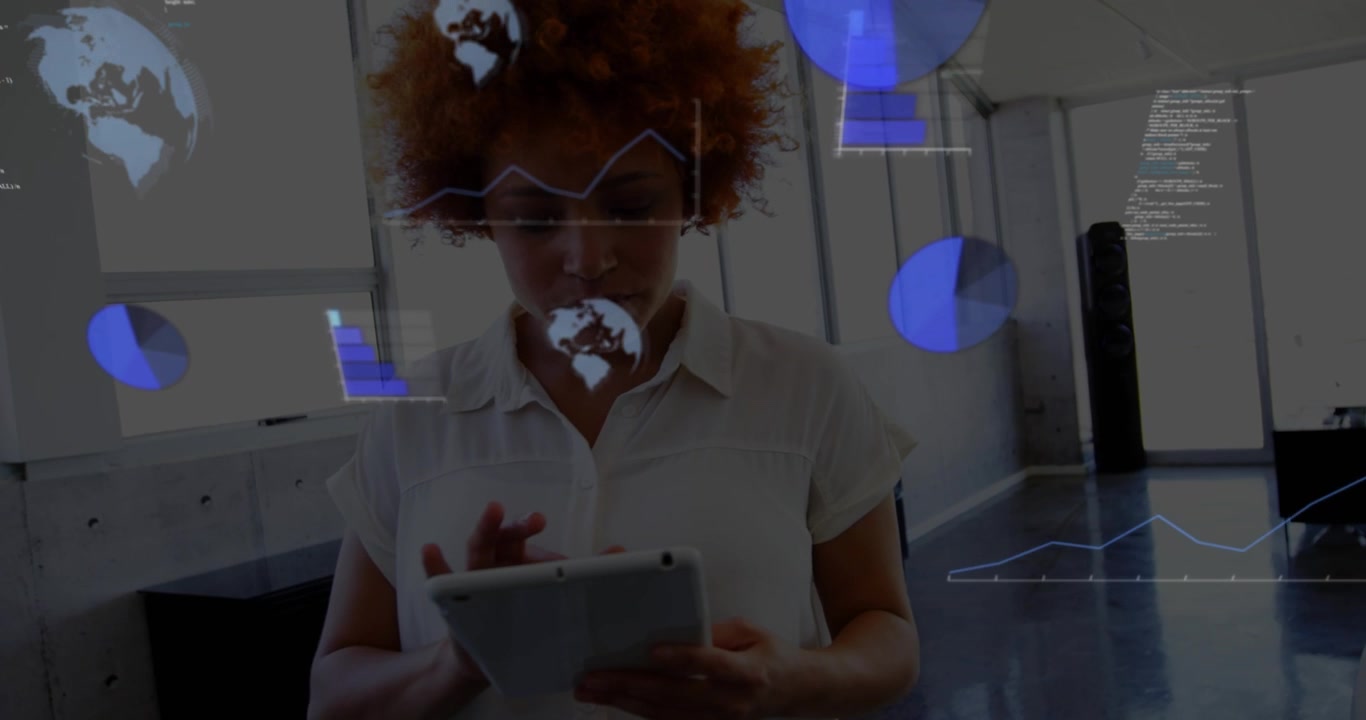 Datenexpertin tippt auf Tablet und wischt durch holografische Diagramme zur Datenanalyse.