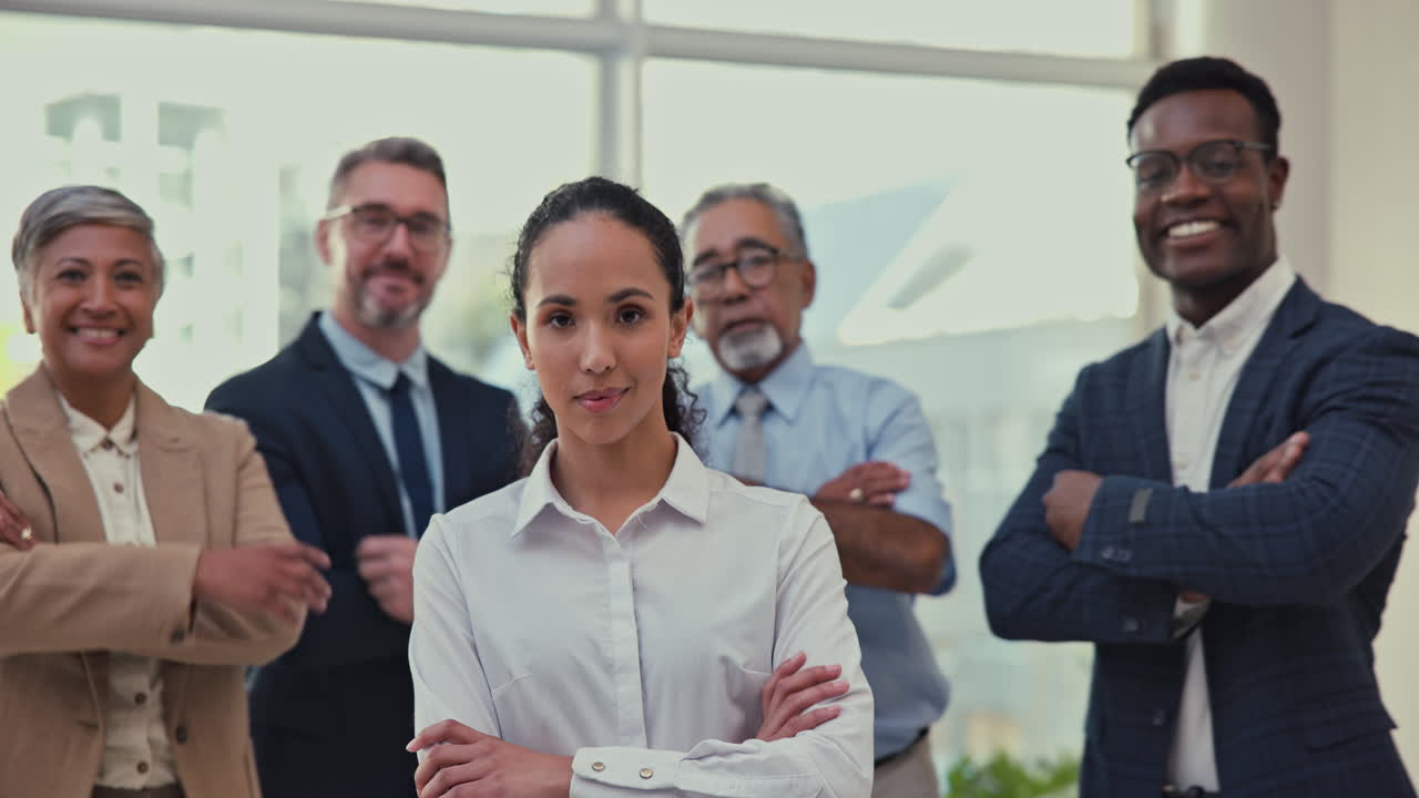 cara, mujer y líder con el bastón