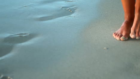 Frau,-Die-Am-Strand-Spazieren-Geht