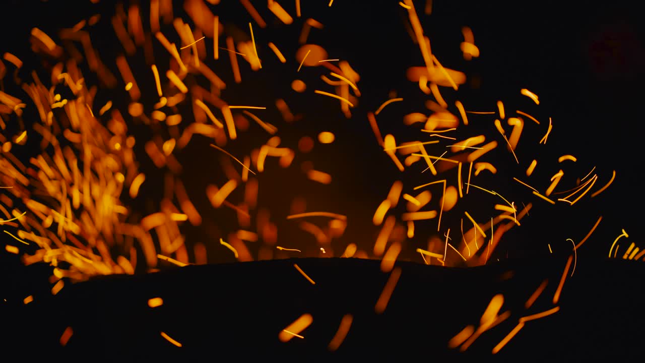 바람은 불꽃과 불꽃의 강한 흐름을 불어넣습니다.