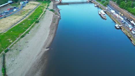 Una-Toma-Aérea-Reveladora-De-Dresde,-Capital-Del-Estado-Alemán-De-Sajonia,-Con-El-Río-Elba,-Un-Puente-Y-La-Ciudad-A-Lo-Lejos.