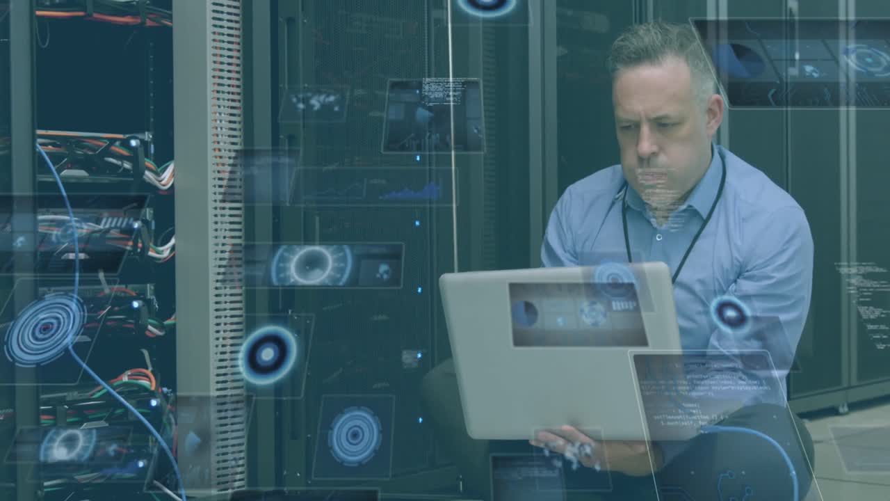 animación de pantallas móviles sobre trabajador de la sala de servidores caucásico